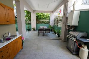 A kitchen or kitchenette at Downtown luxury apartment with backyard