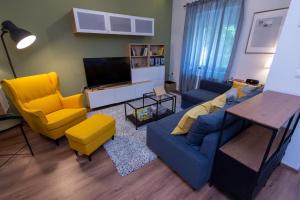 A television and/or entertainment centre at Downtown luxury apartment with backyard
