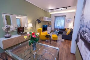 A seating area at Downtown luxury apartment with backyard