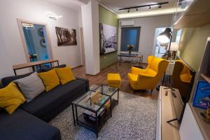 A television and/or entertainment centre at Downtown luxury apartment with backyard