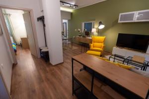 A television and/or entertainment centre at Downtown luxury apartment with backyard