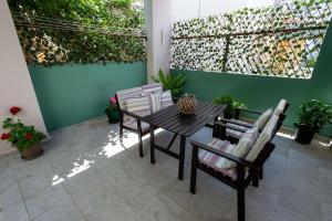 A balcony or terrace at Downtown luxury apartment with backyard