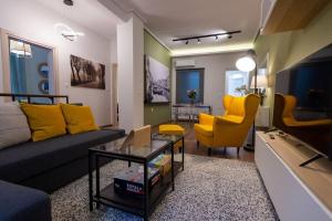 Posezení v ubytování Downtown luxury apartment with backyard