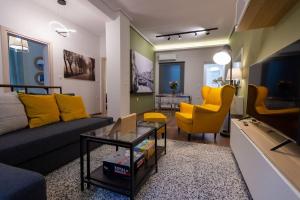 A seating area at Downtown luxury apartment with backyard