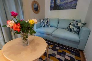 A seating area at Downtown luxury apartment with backyard