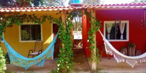 uma casa colorida com videiras a crescer à sua volta em Villa Ágape - Chapada dos Veadeiros em Alto Paraíso de Goiás