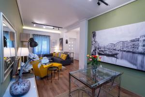 A seating area at Downtown luxury apartment with backyard