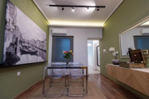 A television and/or entertainment centre at Downtown luxury apartment with backyard