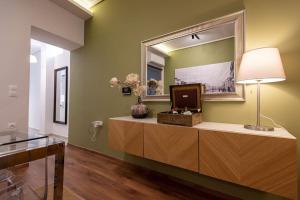 A kitchen or kitchenette at Downtown luxury apartment with backyard
