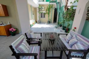 A seating area at Downtown luxury apartment with backyard