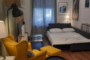 A bed or beds in a room at Downtown luxury apartment with backyard