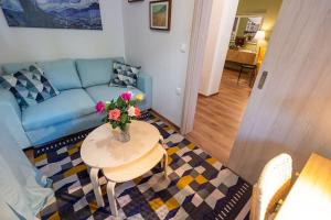 A seating area at Downtown luxury apartment with backyard