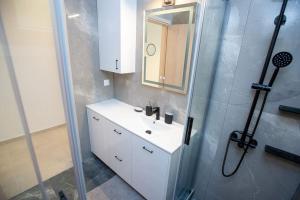 A bathroom at Downtown luxury apartment with backyard Még 25 kép