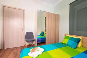 A bed or beds in a room at Downtown luxury apartment with backyard