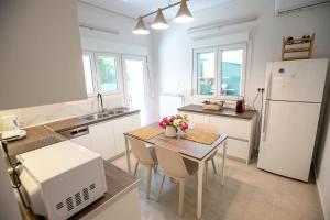 A kitchen or kitchenette at Downtown luxury apartment with backyard
