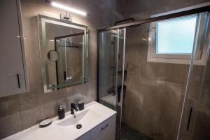 A bathroom at Downtown luxury apartment with backyard