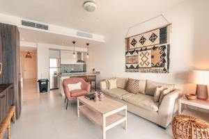 O zonă de relaxare la 2BR Apartment at Aquarella AG02