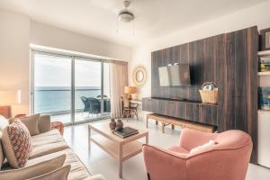 uma sala de estar com vista para o oceano em 2BR Apartment at Aquarella AG02 em Juan Dolio