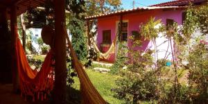 a hammock in front of a house at Villa Ágape - Chapada dos Veadeiros in Alto Paraíso de Goiás