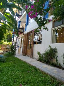 una casa blanca con una puerta y un patio en Lovely studio with stunning terrace, en Tigre