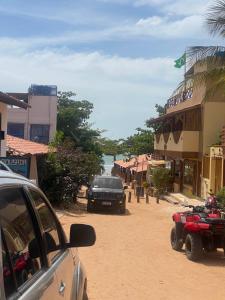 un coche aparcado en un camino de tierra al lado de un edificio en Villa Brilho do Sol en Jericoacoara