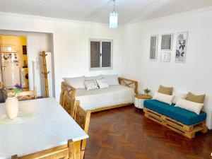 sala de estar con 2 camas y sofá en Hermoso Depto en el corazón de Nueva Cordoba en Córdoba