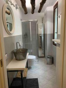 bagno con lavandino, servizi igienici e specchio di NEON apartment a Cantù