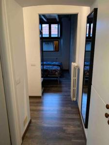 un corridoio con una camera con letto e specchio di NEON apartment a Cantù