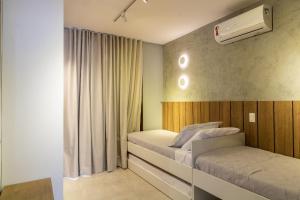 - une petite chambre avec 2 lits et la climatisation dans l'établissement Apartamento Lindo e Completo - Wai Wai Cumbuco, à Cumbuco