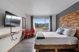 Un dormitorio con una cama grande y una ventana en Adrift Hotel, en Long Beach 140 fotos más