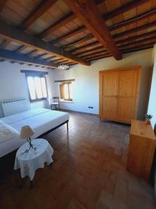 - une grande chambre avec un grand lit et une table dans l'établissement Country House Marche Nascoste, à San Girolamo di Sopra
