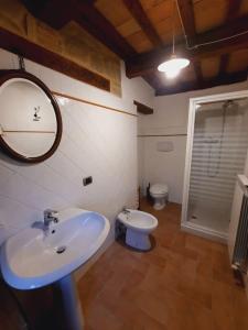 une salle de bain avec un lavabo et des toilettes dans l'établissement Country House Marche Nascoste, à San Girolamo di Sopra
