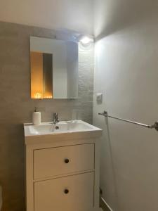 バーリにあるChez Glè B&Bのバスルーム(白い洗面台、鏡付)