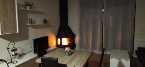 una sala de estar con una mesa de madera con luz en La Costeta de Beseit, en Beceite