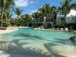 Bazén v ubytování NEW Luxury Penthouse with Jacuzzi, BBQ and 4 Free private beach passes! nebo v jeho okolí