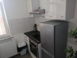 eine kleine Küche mit Kühlschrank und Spüle in der Unterkunft Wohnung in Köln 1B in Köln + 6 Fotos