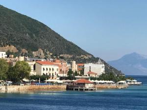 uma cidade na costa de um corpo de água em Villa Oleander Agios Nikolaos Loutra Edipsou em Loutra Edipsou