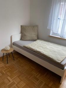 a small bed in a room with a window at MaRe FeWo in Hettingen