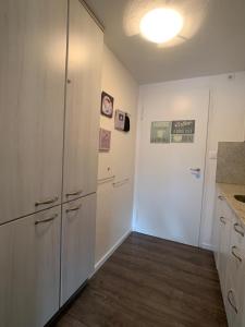 Köök või kööginurk majutusasutuses Gemütliches Alpenstudio mitten in Davos perfekt angebunden, extrem ruhig und ideal als Rückzugsort für Entspannung, sportliche Aktivitäten oder ein entspanntes Wochenende