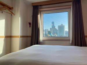 Postel nebo postele na pokoji v ubytování Toyoko Inn Busan Seomyeon