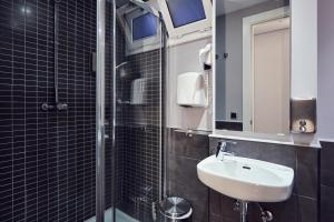 łazienka z umywalką i prysznicem w obiekcie Free Hostels Barcelona w Barcelonie +37 zdjęć