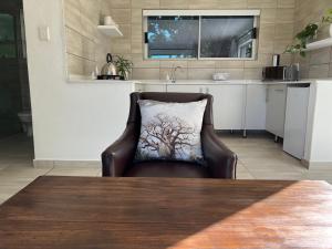 krzesło z poduszką w kuchni w obiekcie Pan's Breeze Overnight Accommodation w mieście Dalmada