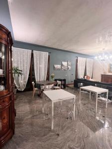een woonkamer met 2 tafels en een bank bij Residenza Borgo San Rocco in SantʼAmbrogio di Valpolicella