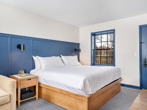 - une chambre avec un grand lit et une fenêtre dans l'établissement Bardstown Motor Lodge, à Bardstown