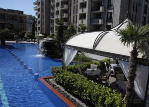 Majoituspaikassa Cascadas Family Resort 2-Rooms Apartment sunny beach tai sen lähellä sijaitseva uima-allas