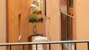 vista su un balcone di un edificio con piante di Sardinian Gallery Fonte a Bosa