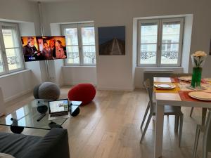 Televízia a/alebo spoločenská miestnosť v ubytovaní LE TI ROCHELAIS, superbe appart, design, cosy, vieux-port au calme + 13 fotografií