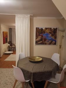uma sala de jantar com uma mesa com um prato dourado em Düsseldorf Messe -Apartment Milan em Düsseldorf