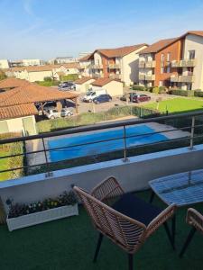 Bazén v ubytovaní Splendid T2 Piscine en été avec terrasse, Airbus et Aéroport alebo v jeho blízkosti