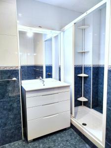 a bathroom with a sink and a shower at Apartamento Diagonal Mar, cerca del Forum y la playa in Barcelona +6 photos